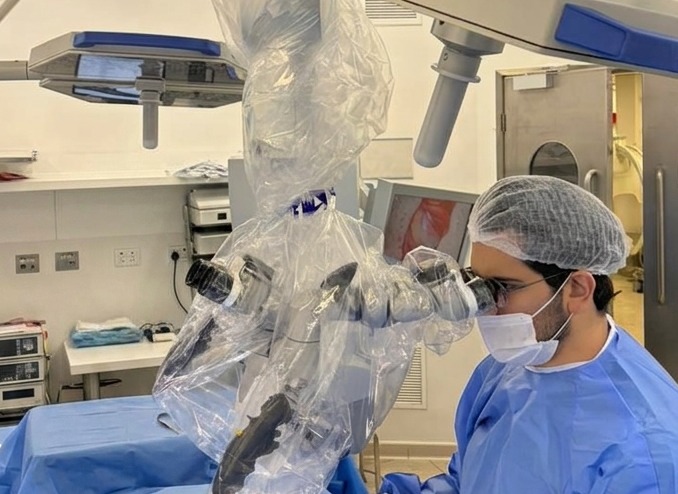 Dr. Yasser Dalle em procedimento