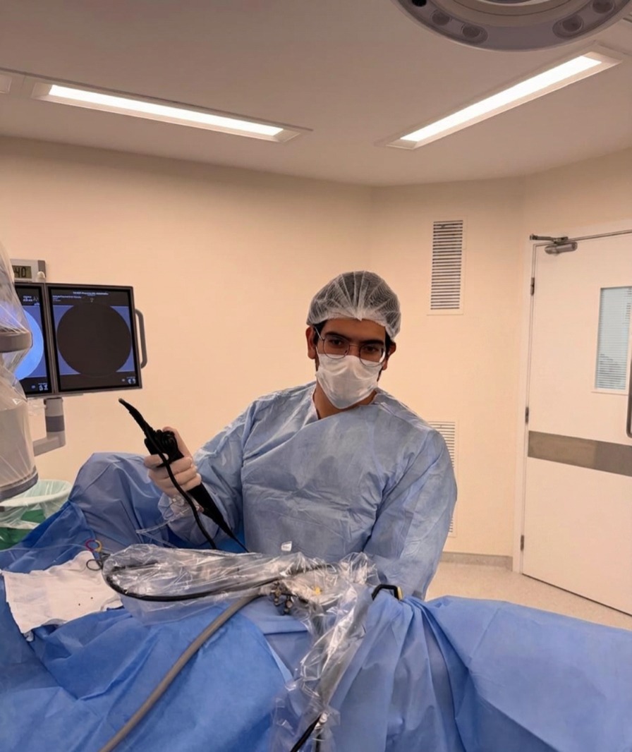 Dr. Yasser Dalle em procedimento